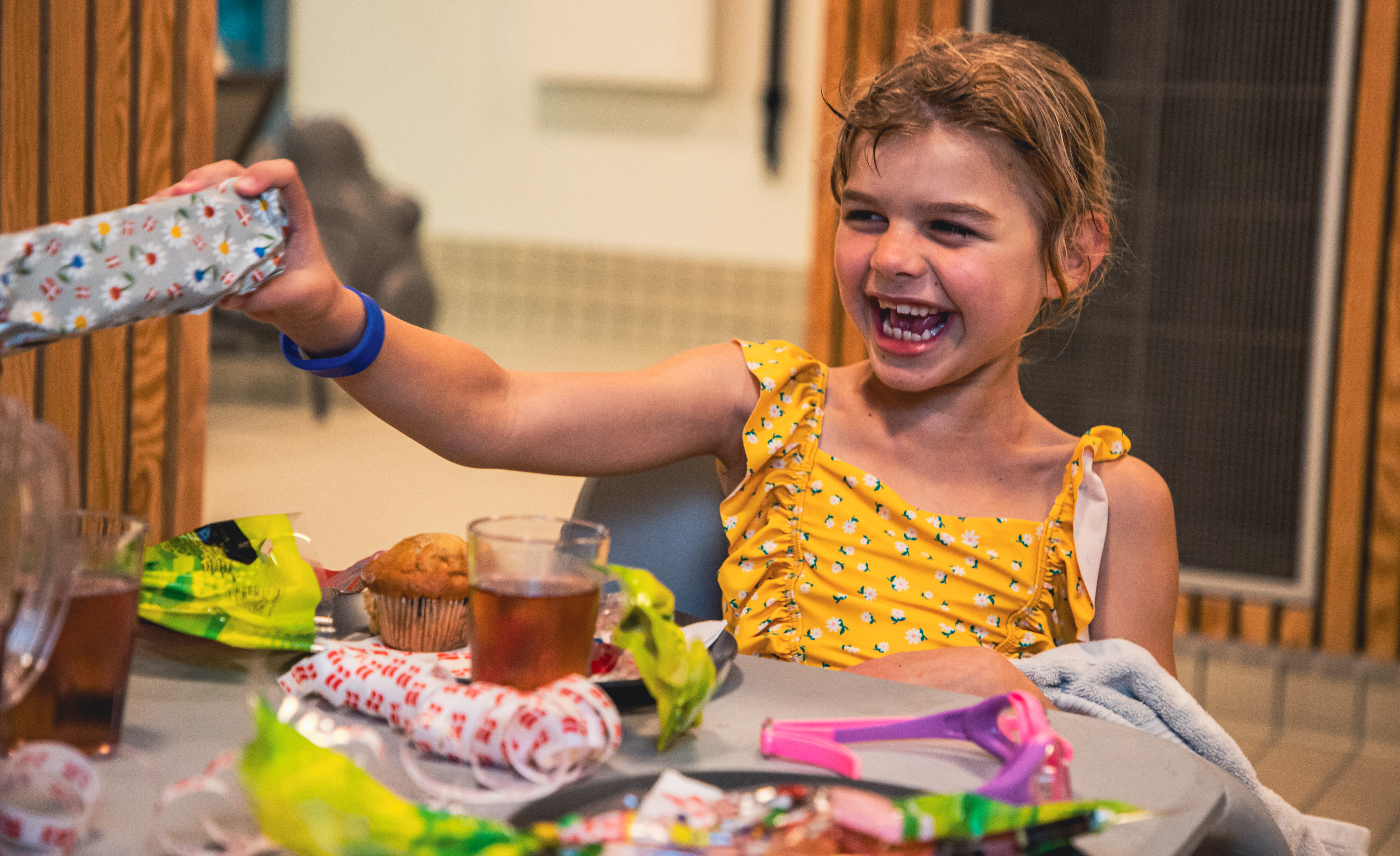 Pige får fødselsdagsgave